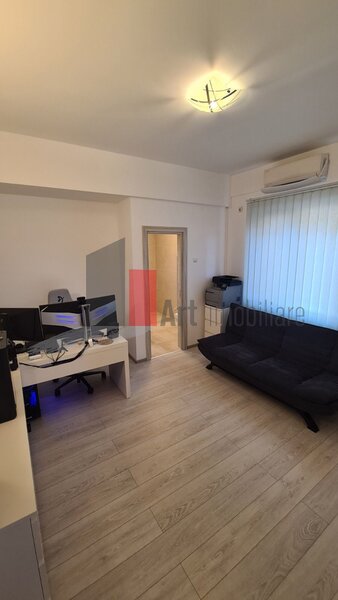 Parcul Carol, Monetarie, apartament cu trei camere, cu centrala+loc de parcare.