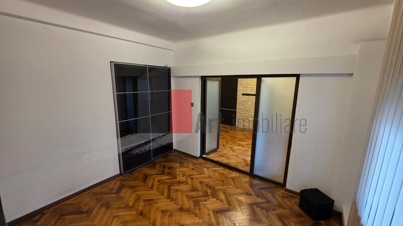 Parcul Carol, Monetarie, apartament cu trei camere, cu centrala+loc de parcare.